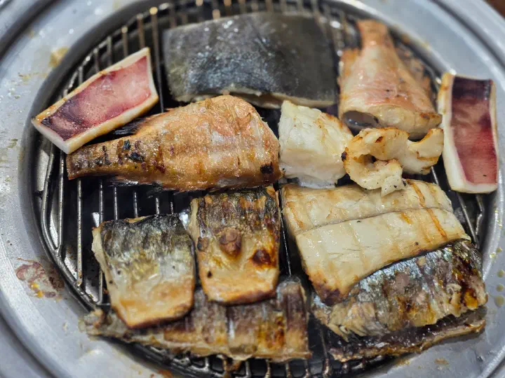 머리와 내장을 정리하고 먹기 좋게 잘라 구워낸 88생선구이 생선 조각들