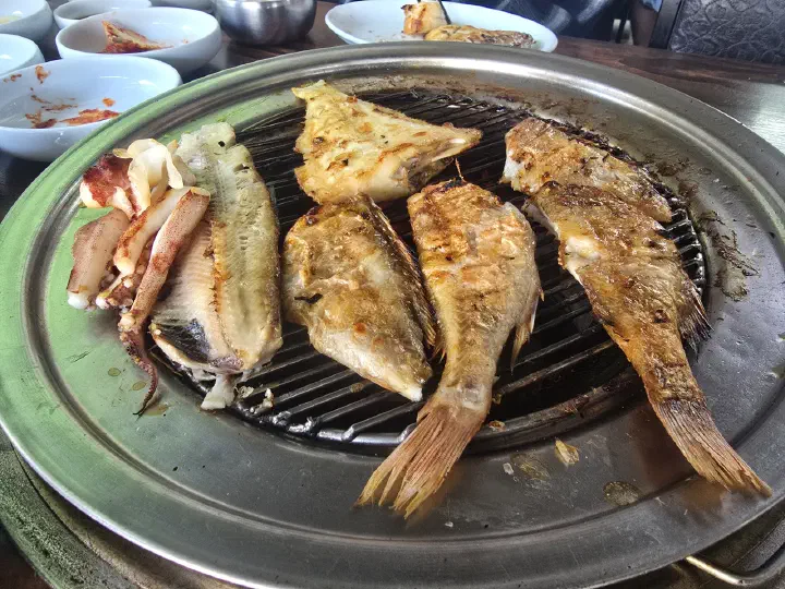 가시를 발라내고 노릇하게 구워낸 88생선구이 가자미와 황열갱이