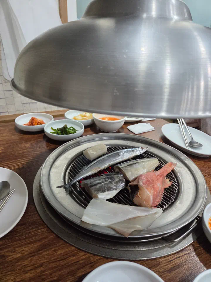 88생선구이 자리에 앉자마자 후드 아래 숯불 화로에 올라온 생선과 반찬 한 상