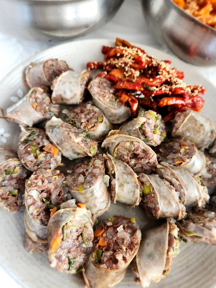 두툼하게 썰어 낸 속초 아바이회국수의 아바이순대 클로즈업