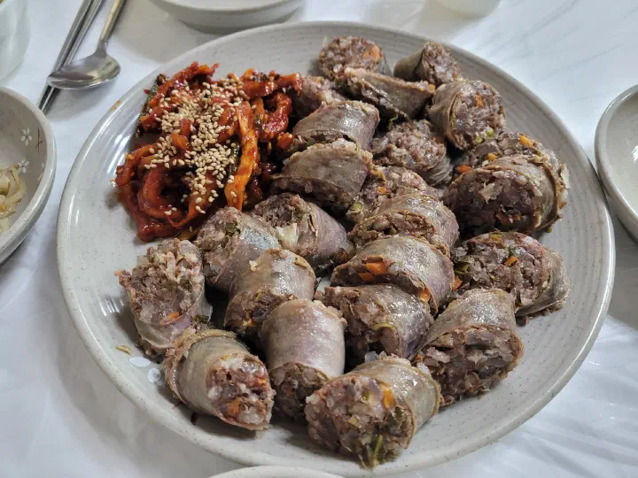 고기가 꽉 찬 아바이순대와 곁들여 나오는 매콤한 무침 한 접시