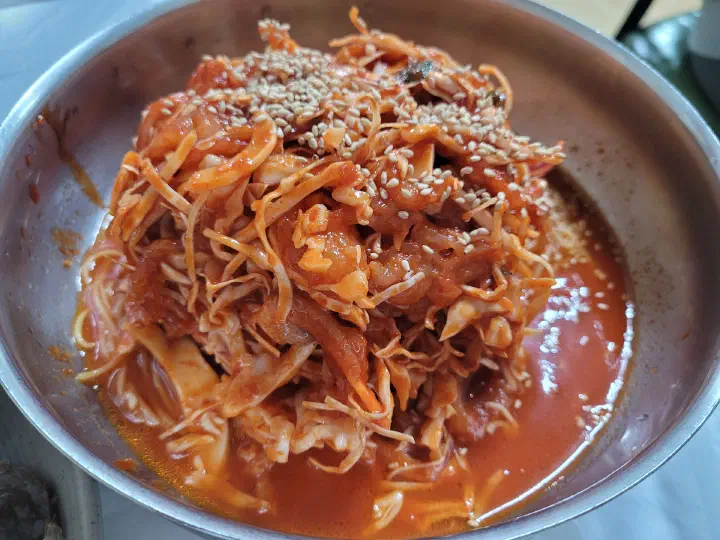 뼈째 썰어 무친 가자미 세꼬시 회무침 클로즈업, 아바이회국수