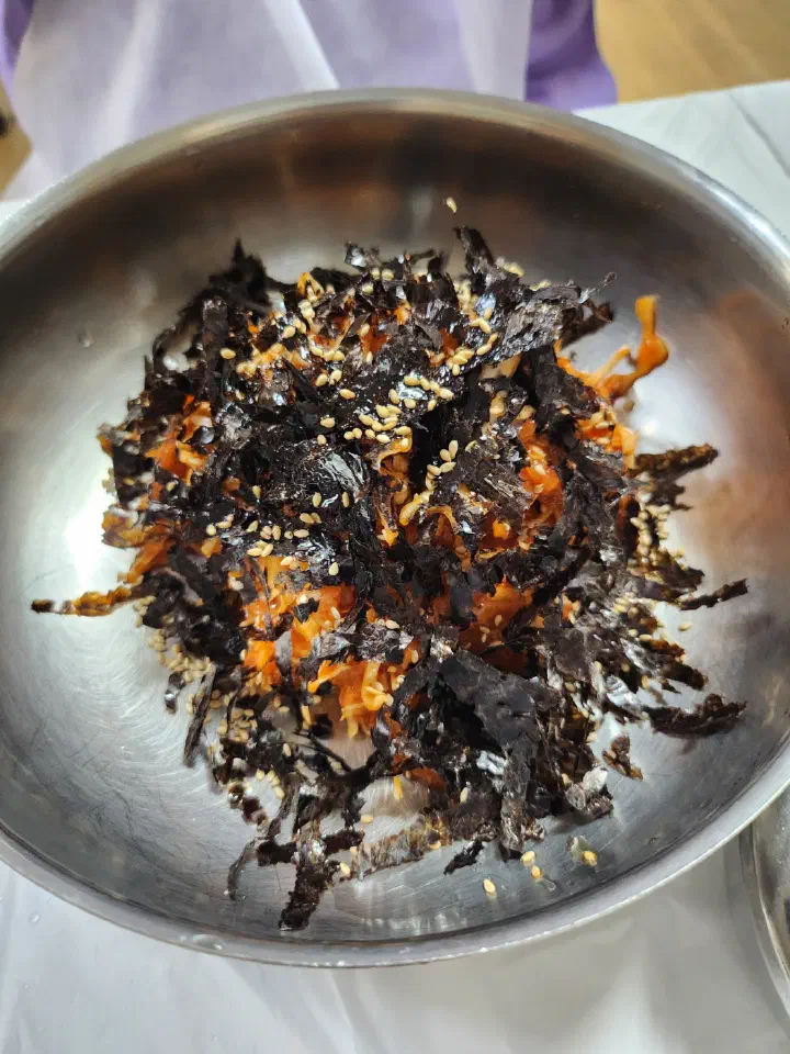 김가루가 수북하게 덮인 아바이회국수 회무침의 넉넉한 양
