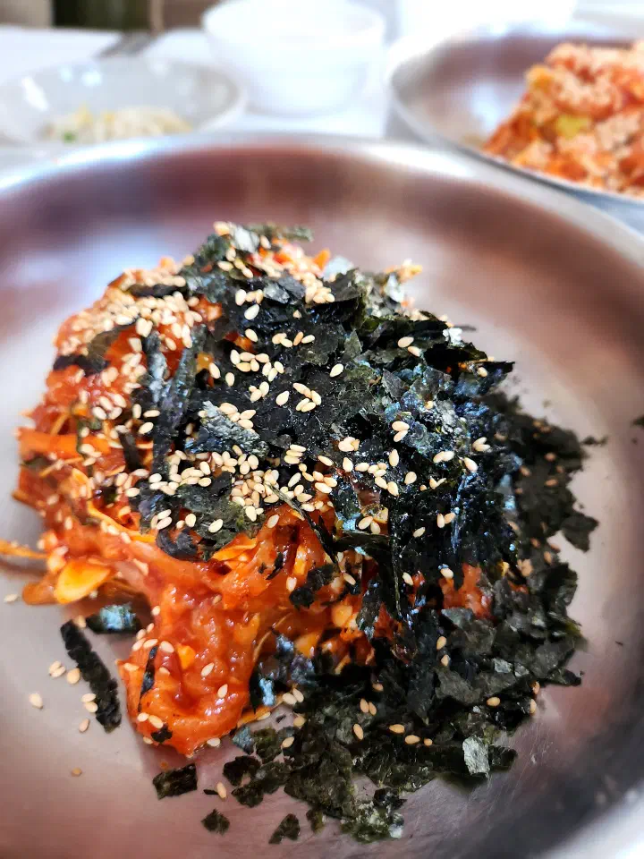 참기름과 깨, 김가루가 어우러진 아바이회국수 회덮밥의 가자미 회무침 클로즈업