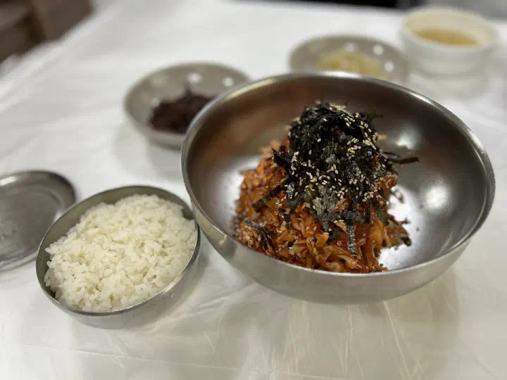 김가루와 참기름을 두른 아바이회국수의 회덮밥과 따로 나온 공기밥