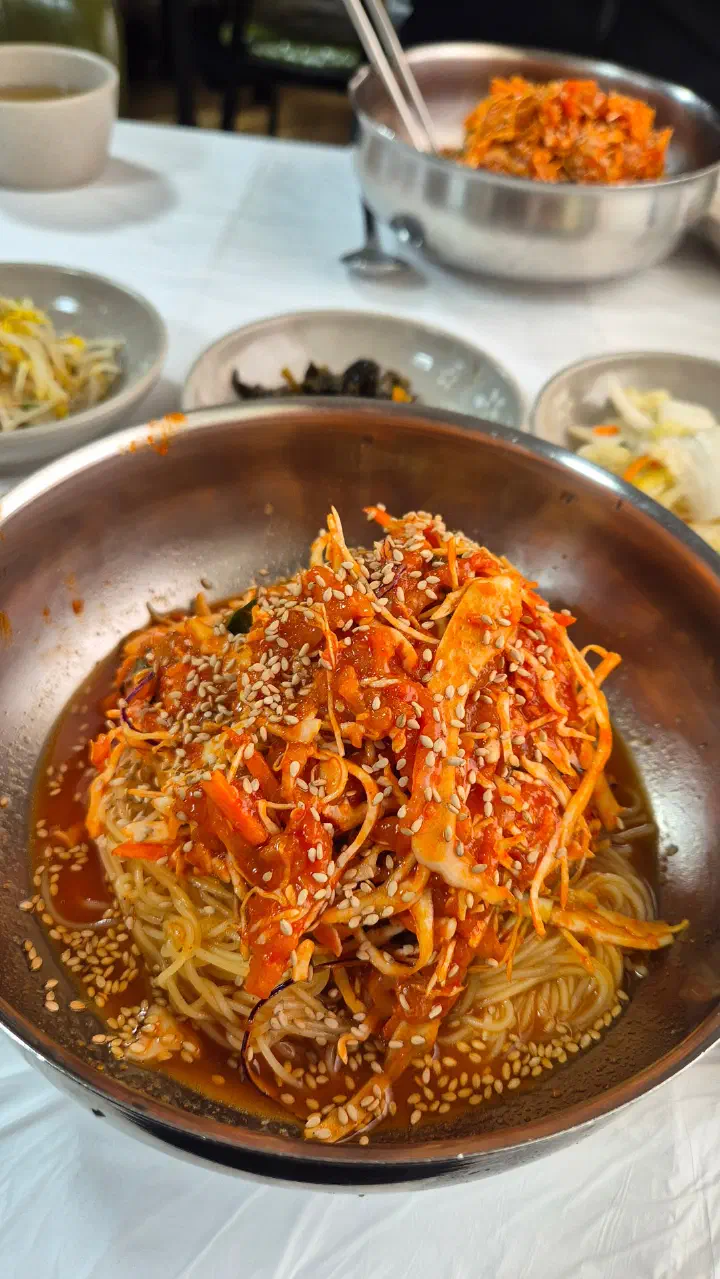 아바이회국수 한 그릇과 함께 나오는 백김치, 숙주나물, 장아찌와 따뜻한 육수