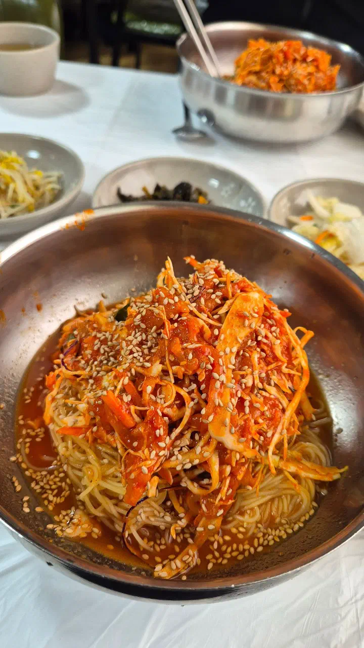 아바이회국수 한 그릇과 함께 나오는 백김치, 숙주나물, 장아찌와 따뜻한 육수