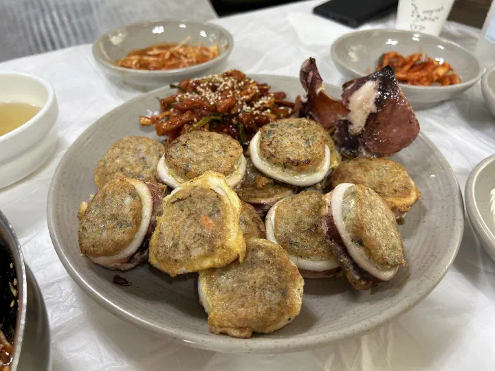 속을 꽉 채워 노릇하게 부쳐낸 아바이회국수 오징어순대 한 접시