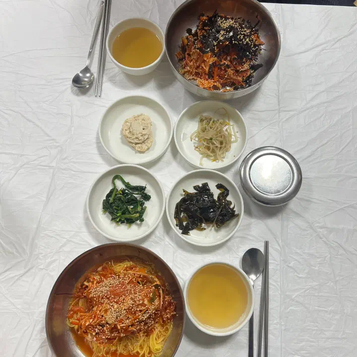 아바이회국수 2인 상차림을 위에서 본 모습, 회국수와 회덮밥에 밑반찬과 따뜻한 육수