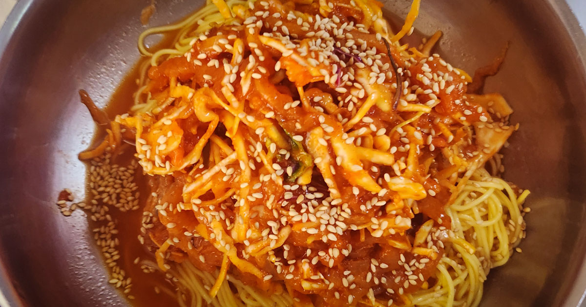 아바이회국수의 회국수와 회덮밥 한 상