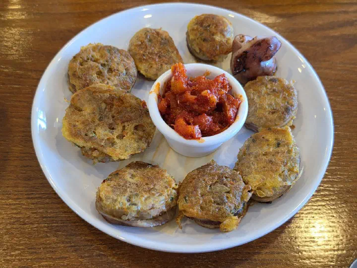 청초수물회 속초본점 사이드 메뉴 속초오징어순대, 노릇하게 부친 오징어순대와 오징어 밥식해
