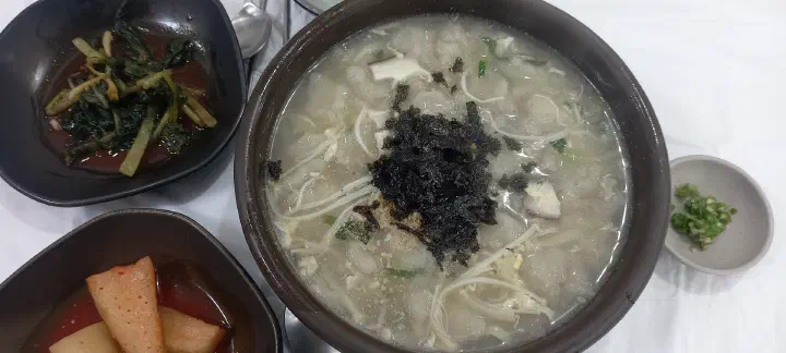 Yeolmu kimchi and kkakdugi side dishes served with gamja ongsimi at Gamnamujip