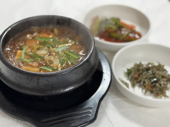 Doenjang-jjigae with stir-fried anchovies and seasoned pepper side dishes