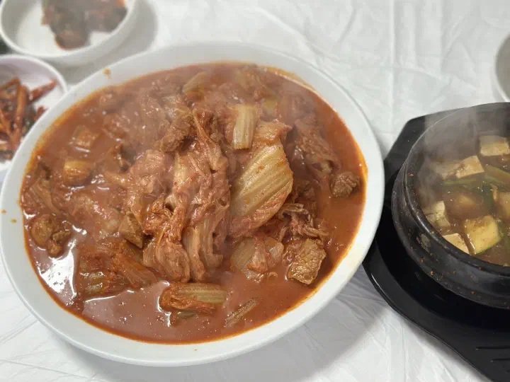 김이 오르는 된장찌개와 함께 상에 오른 두루치기