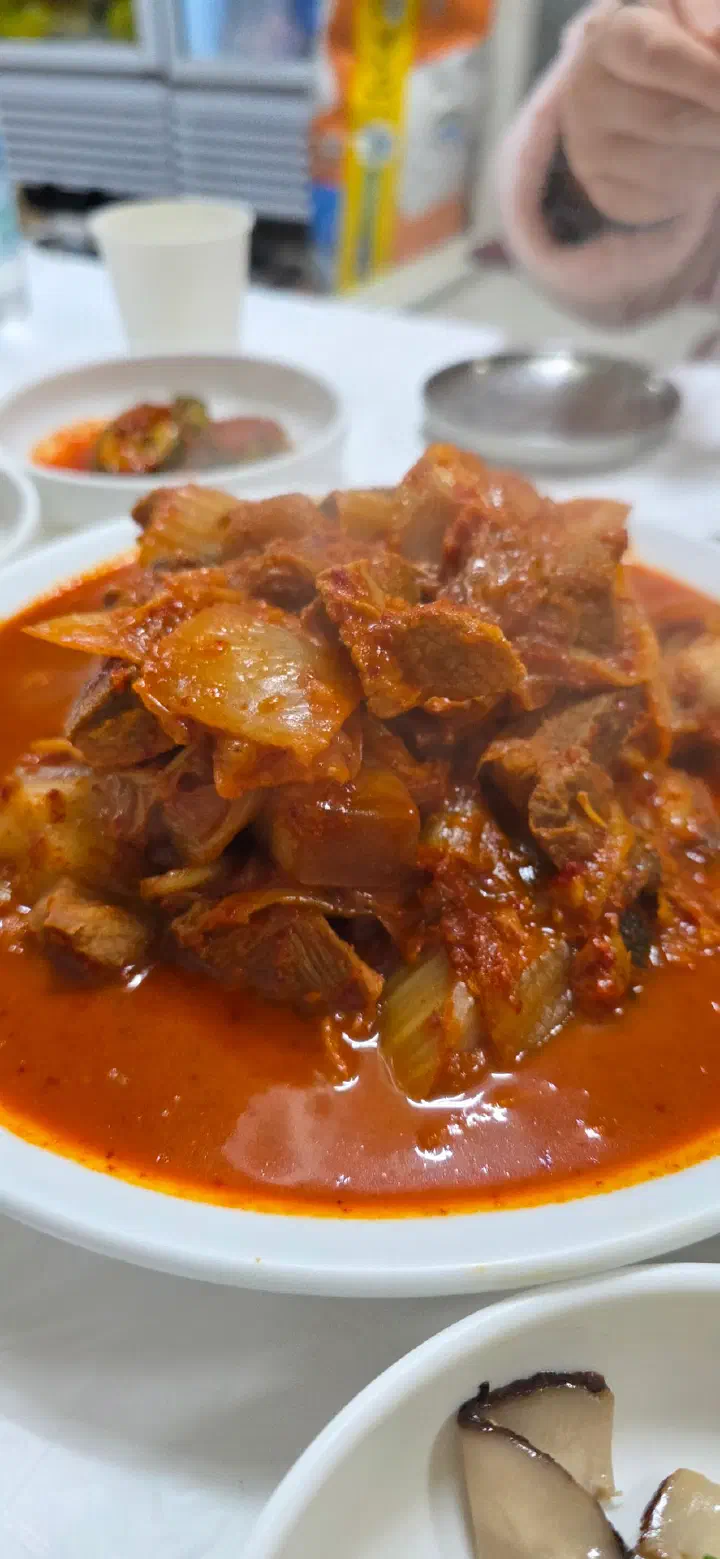 A plate of duruchigi set down on the table at Jeonwon Sikdang