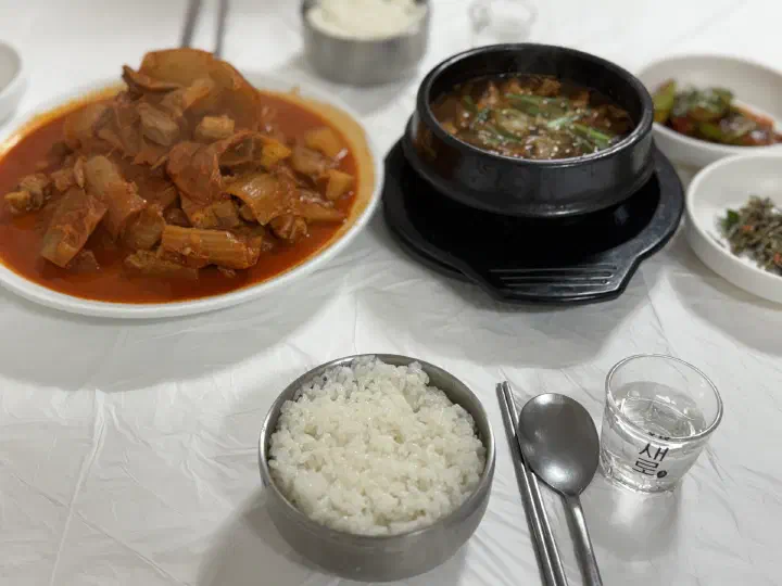Duruchigi with a bowl of steamed rice and a glass of soju