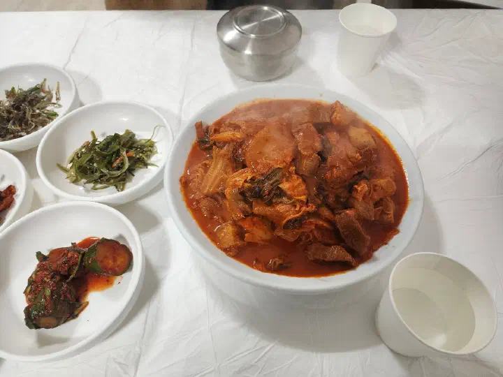 Duruchigi plate with four Korean side dishes at Jeonwon Sikdang