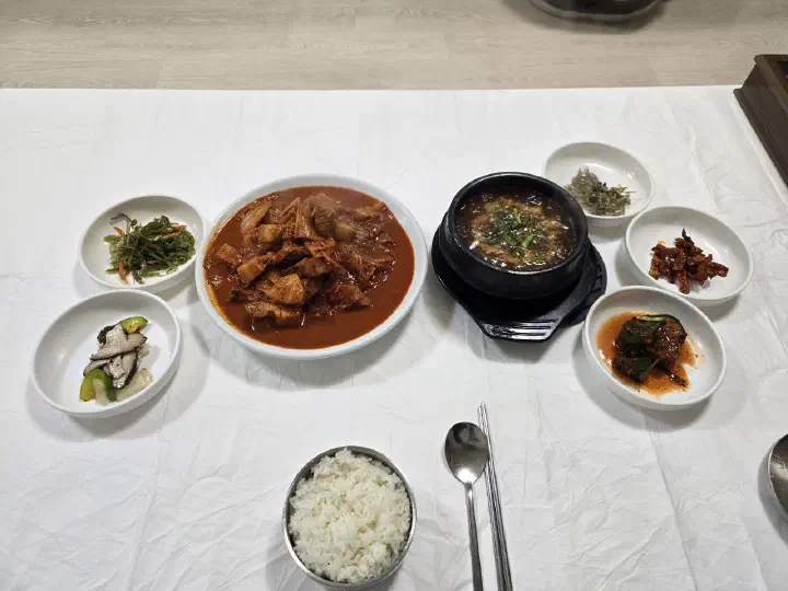 좌식 테이블에 차려진 전원식당 두루치기 상차림 전체