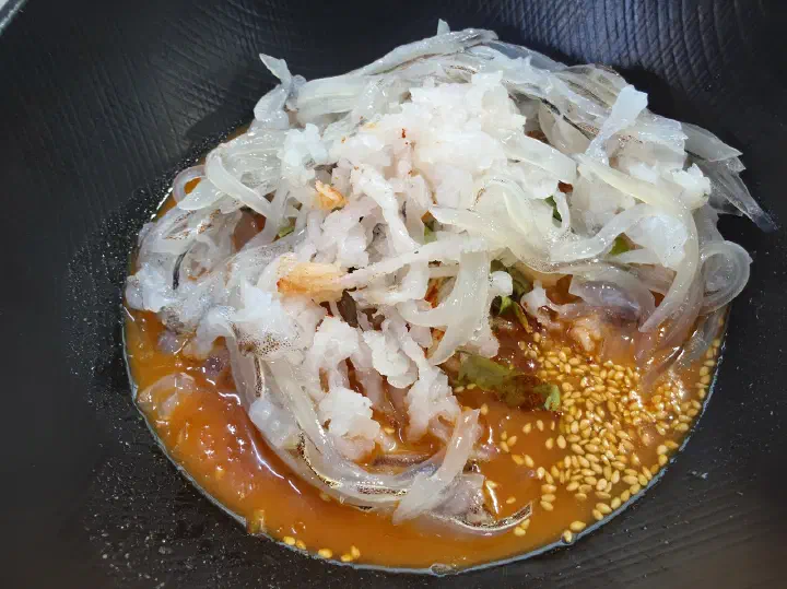 산오징어와 가자미가 함께 올라간 완도회식당 반반물회 클로즈업