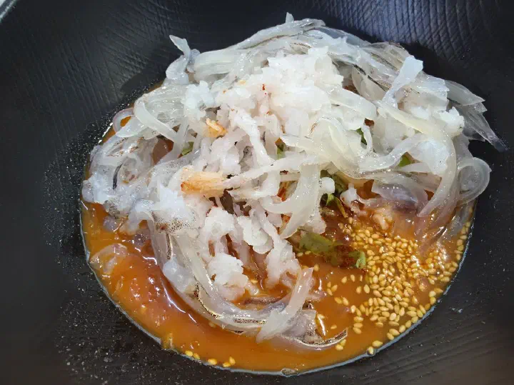 산오징어와 가자미가 함께 올라간 완도회식당 반반물회 클로즈업