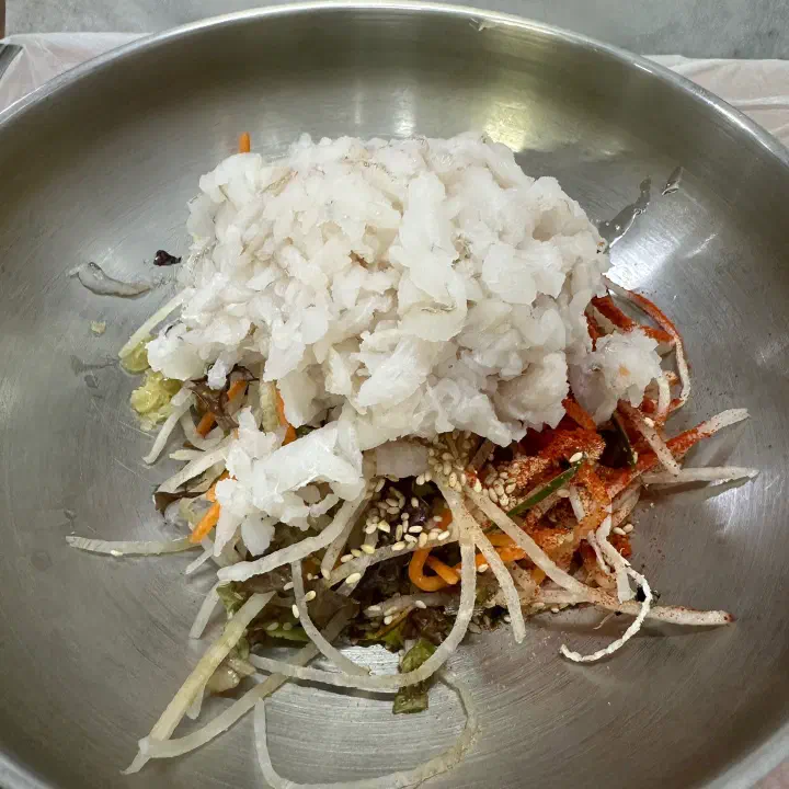 붉은 육수 없이 채 썬 야채 위에 회가 올라간 완도회식당 회덮밥