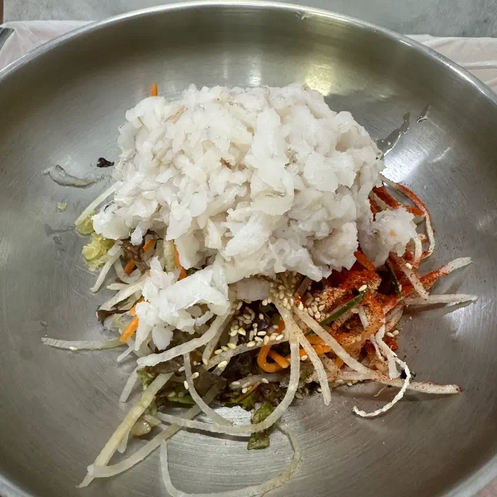 붉은 육수 없이 채 썬 야채 위에 회가 올라간 완도회식당 회덮밥