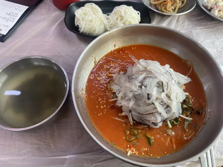 산오징어물회와 함께 나오는 따뜻한 미역국과 소면 한 접시
