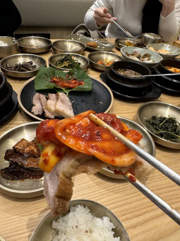 테이블이 모자랄 만큼 꽉 차는 20첩 반상