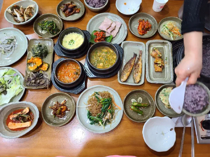 반찬 하나하나 들여다본 모습