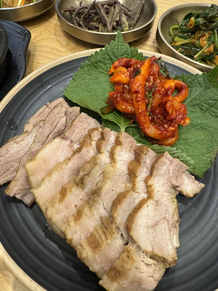 간장게장과 보쌈이 함께 오르는 상차림