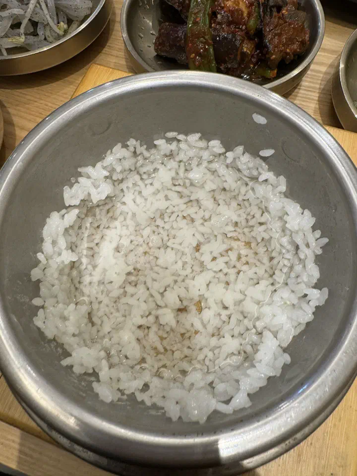 가마솥에 갓 지어 나오는 솥밥