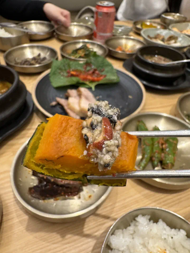 20여 가지 반찬이 차려진 툇마루밥상 한상