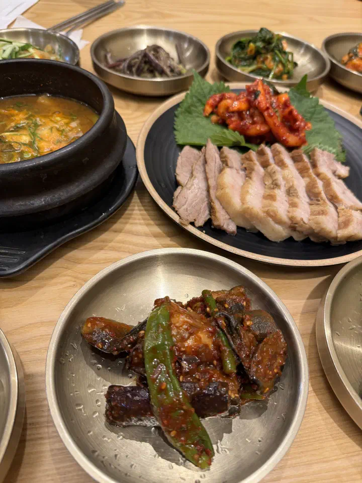 찌개와 밑반찬이 어우러진 한 상