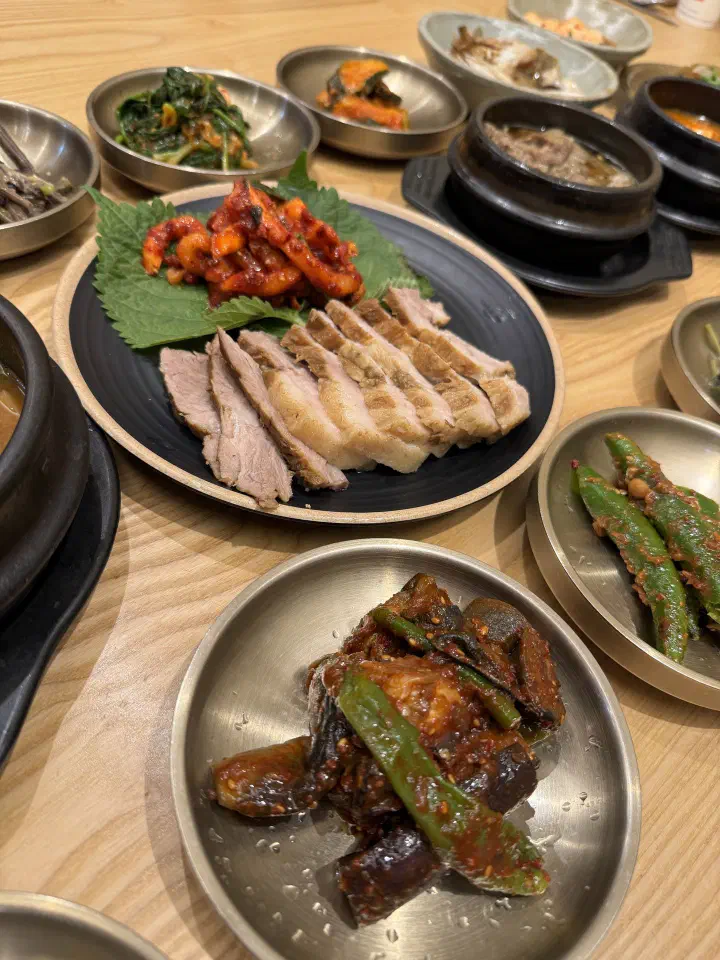 정갈하게 담겨 나오는 나물 반찬