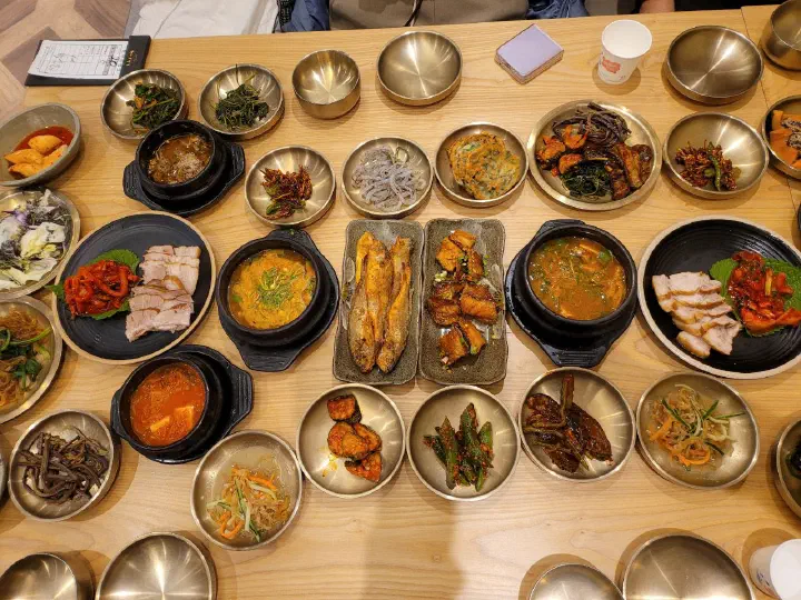 여러 메뉴가 한 상 가득 차려진 모습