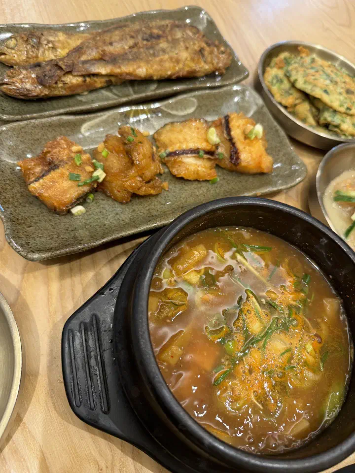 된장찌개와 또 다른 찌개가 함께 나오는 구성