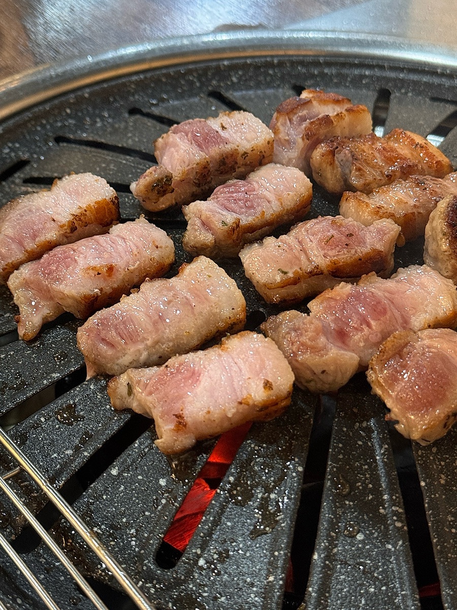 Hangjeongsal pork jowl cubes grilled at Suksungdoma