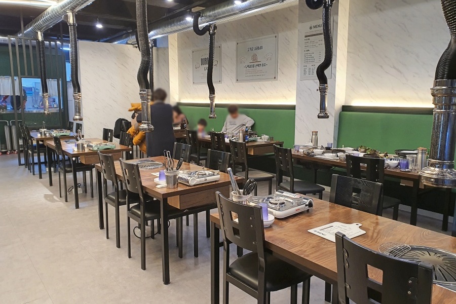 Suksungdoma interior dining area with grill tables
