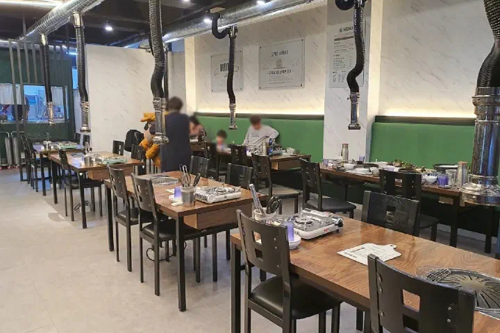 Suksungdoma interior dining area with grill tables