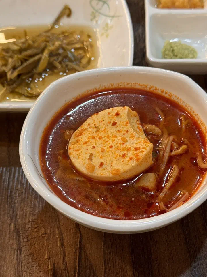 숙성도마 매콤한 순두부찌개 큰 두부와 콩나물