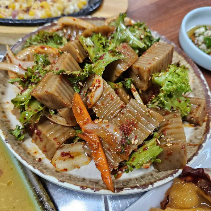 바다예찬 스끼다시로 나온 도토리묵무침