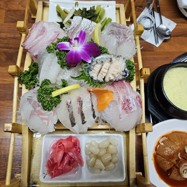 바다예찬 나무 배 모양 트레이에 담긴 숙성회와 초생강, 락교