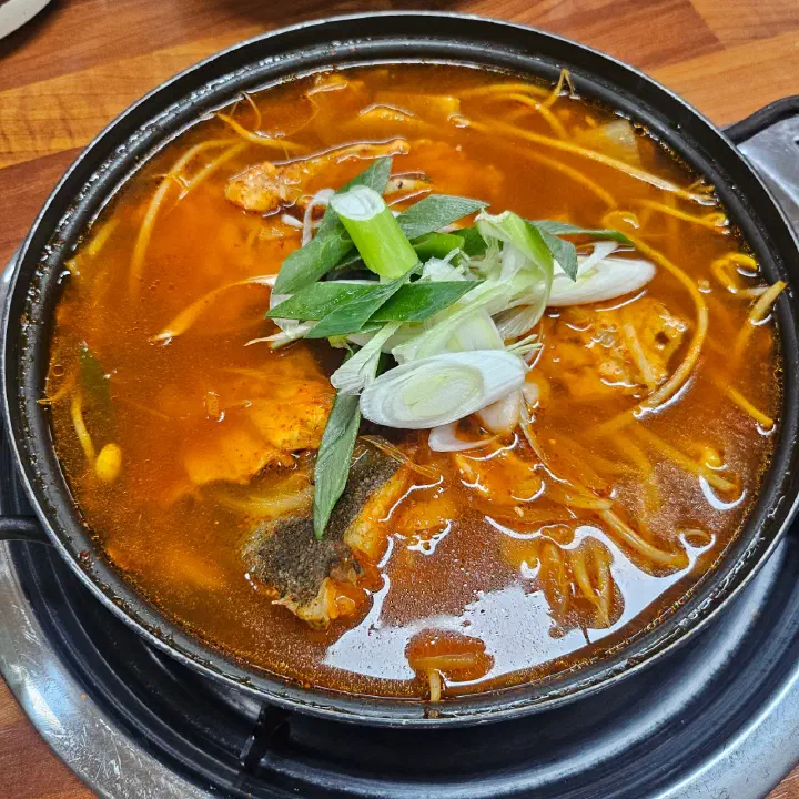 콩나물이 듬뿍 들어간 바다예찬 동태탕 뚝배기