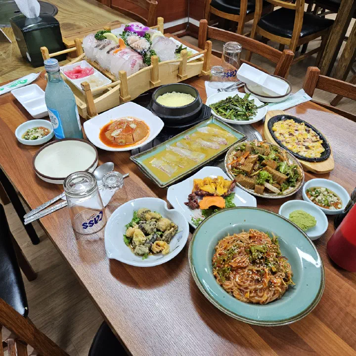 바다예찬 코스 한 상 가득 차려진 숙성회와 한치쫄면, 묵무침 등 스끼다시