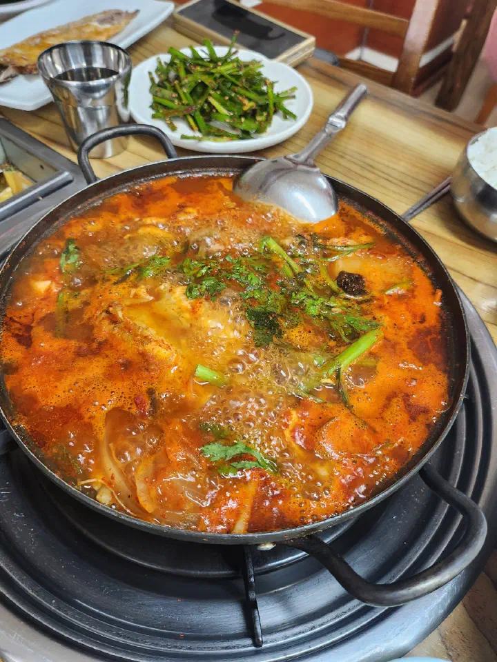 테이블 위에서 팔팔 끓고 있는 바다예찬 생선 매운탕