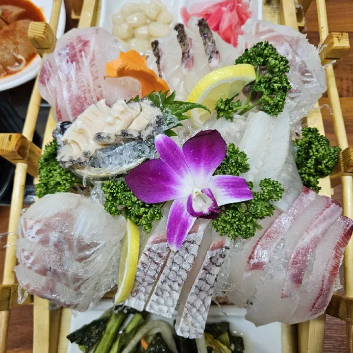 마쓰카와로 손질한 도미회와 전복이 함께 올라간 바다예찬 숙성회 클로즈업