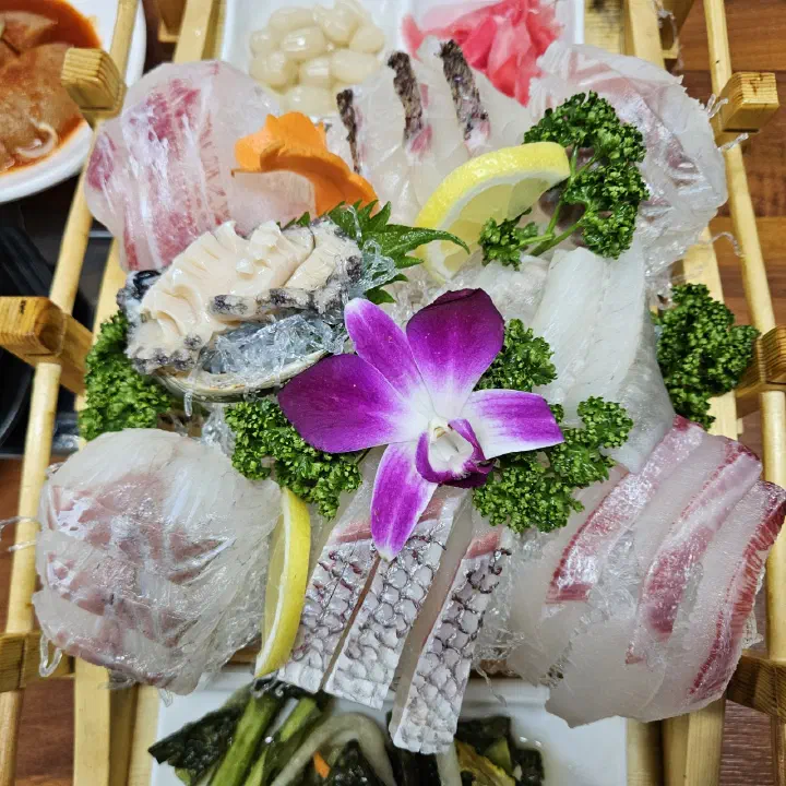 마쓰카와로 손질한 도미회와 전복이 함께 올라간 바다예찬 숙성회 클로즈업