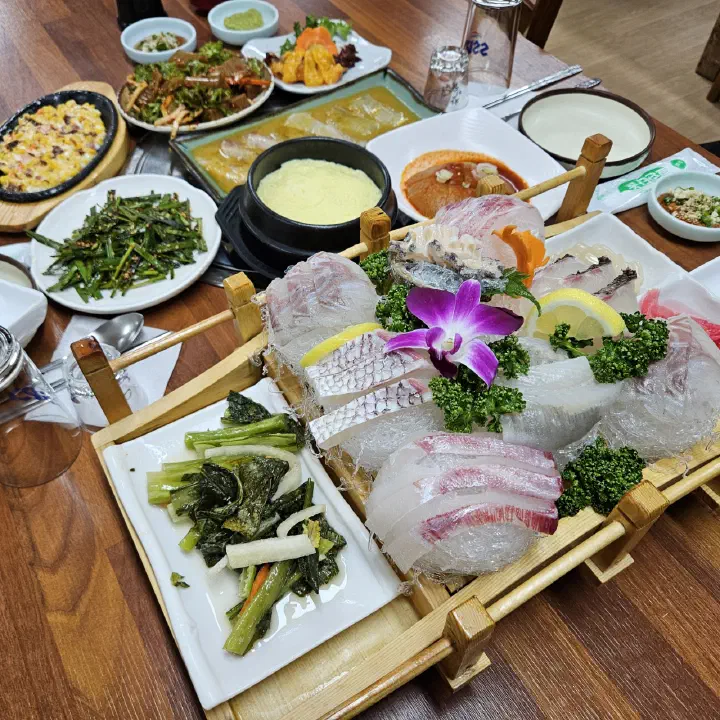 바다예찬 스페셜 모듬회 코스 한 상, 회와 계란찜 콘치즈 등 스끼다시 상차림