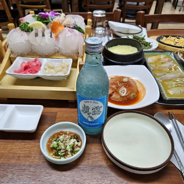 바다예찬 원목 테이블에 차려진 숙성회와 소주 한 병
