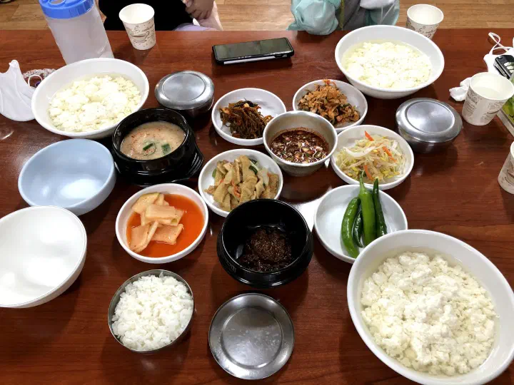 여러 명이 함께 받은 구와우순두부 상차림과 뚝배기에 담긴 강원도식 빡장장
